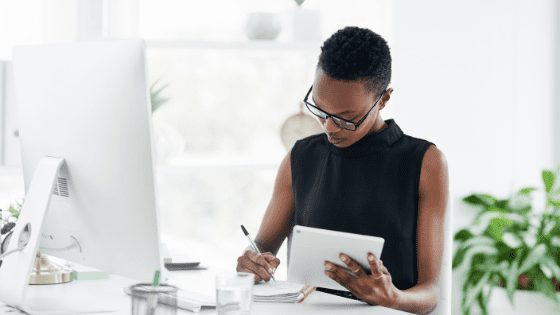 Woman-organising-work-with-notepad-inbox-at-zero.png